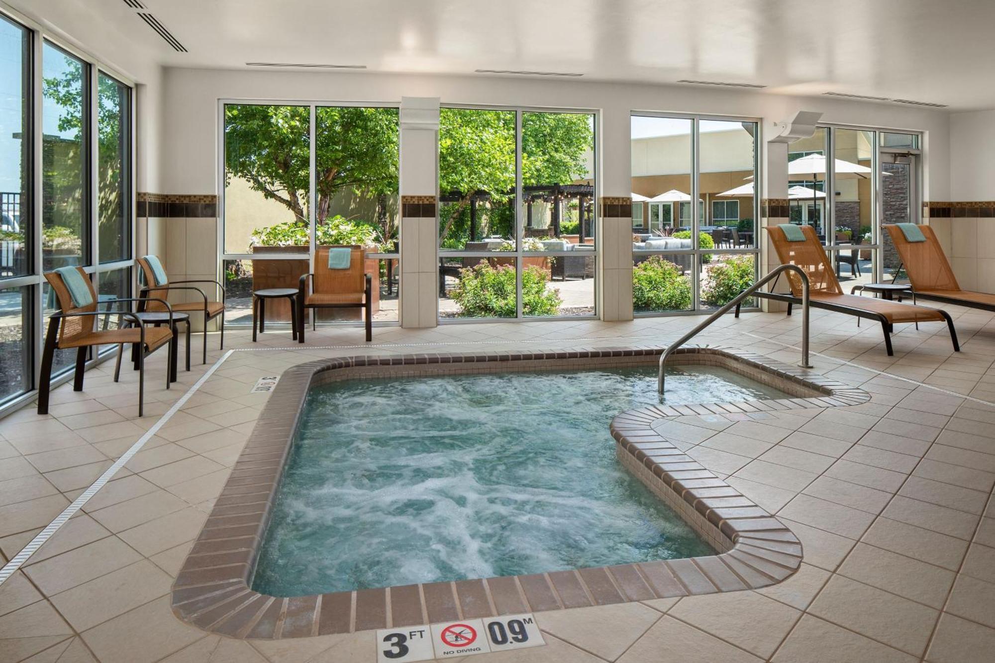 Courtyard Mankato Hotel & Event Center Екстер'єр фото
