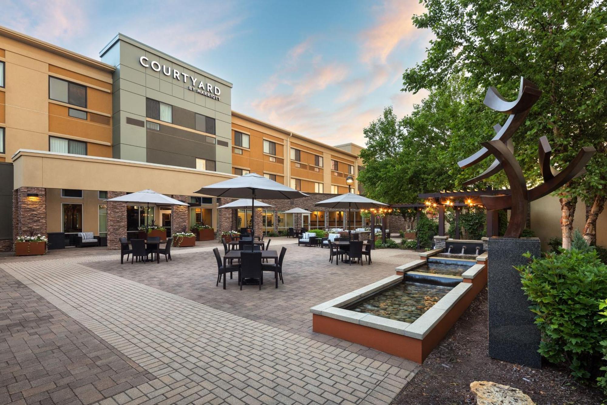 Courtyard Mankato Hotel & Event Center Екстер'єр фото